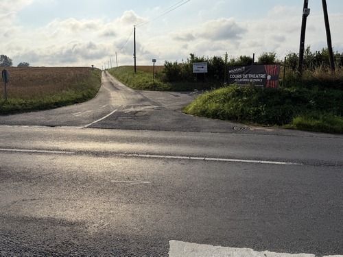 Nous traversons la route du Bolhard (D151), et allons continuer à droite sur la petite route Chemin de Tavane, voie sans issue qui ne dessert que Les Ecuries de Prince (ancienne ferme).