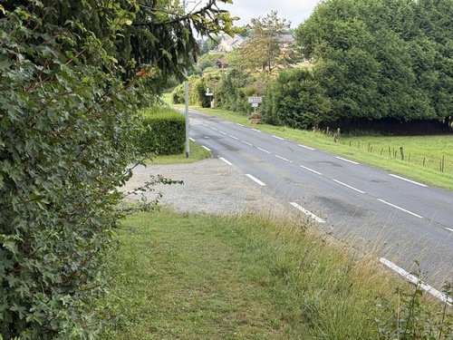 Le chemin débouche au niveau de l'entrée de Fontaine-le-Bourg. Nous allons suivre la rue du Four à Chaux pour éviter la D151.