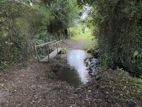 Nous sortons du bourg par la Côte de l'Eglise, et prenons le chemin qui traverse la Vilaine avec gué et passerelle.