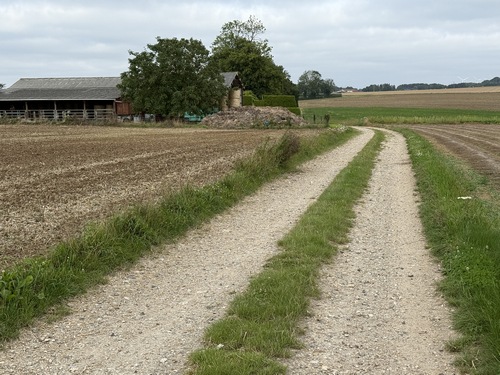 Le chemin devient une petite route après la ferme du Haut-Turpin que l'on devine à gauche.
