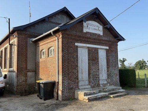 Nous partons du parking de la mairie d'Ardouval, près de laquelle se trouve ce bâtiment de l'ancienne école.