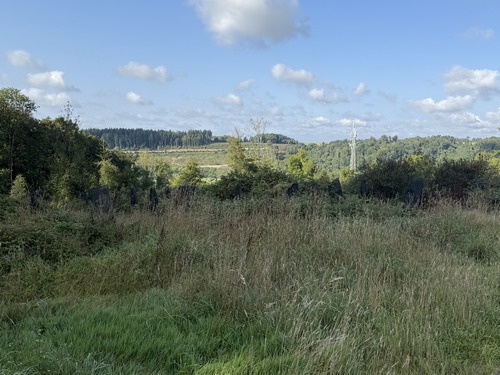 Nous suivons le très beau Chemin Saint-Martin, avec ici un dégagement vers la vallée de la Varenne.