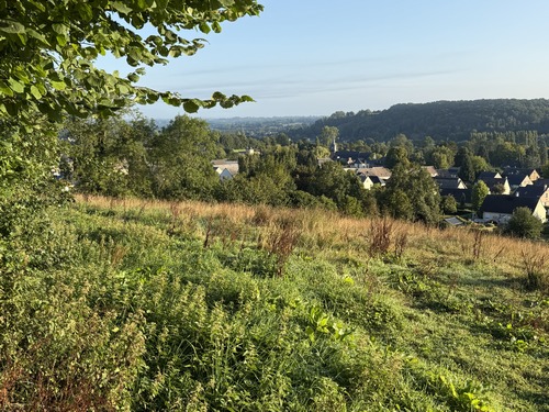 Les couloirs de verdure des chemins s'ouvrent régulièrement pour nous faire profiter d'un paysage, ici un panorama sur St-Pierre-de-Cormeilles (ou sur le bocage de la vallée de la Calonne, voir l'album de la rando).