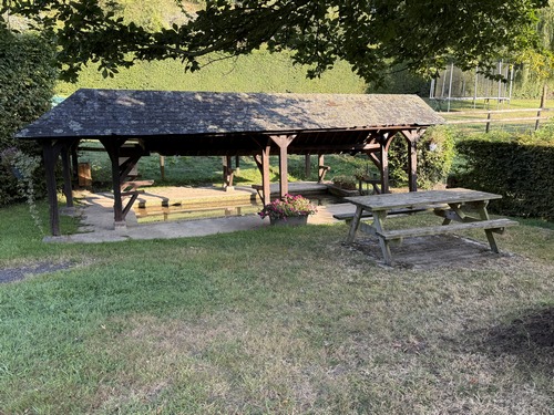 Nous rejoignons les bords de la Calonne, avec ici le lavoir de la Fontaine Frédet, l'un des lavoirs couverts les mieux conservés de la vallée.