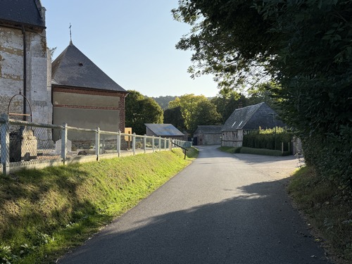 Nous voilà de retour à St-Pierre, nous longeons à nouveau l'église, à remarquer derrière l'église l'if du XVIIe siècle, classé, et toujours en bonne santé semble-t-il. (Photo ds album)