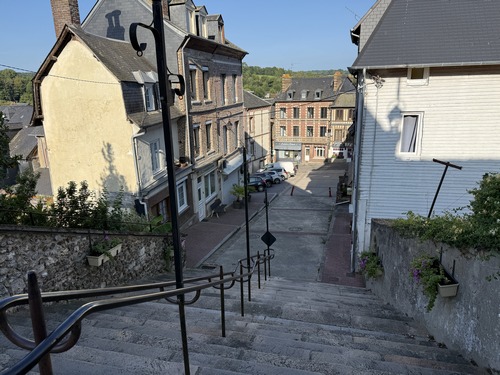 Descente dans le centre du bourg.