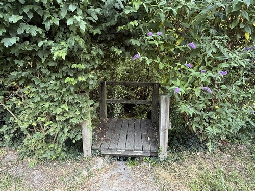 Le chemin est entrecoupé de petites rues, avec ici une sorte de petit belvédère qui permet d'observer le ruisseau en contrebas.