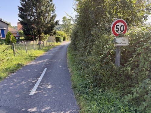 Nous entrons dans St-Pierre-de-Cormeilles par la rue du Canton.