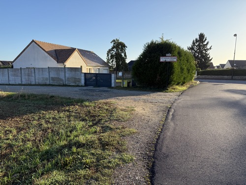 Nous partons du parking du stade (qui est sur le territoire des Baux-Sainte-Croix), et allons suivre le chemin qui part à gauche juste avant l'entrée du hameau de Garel.