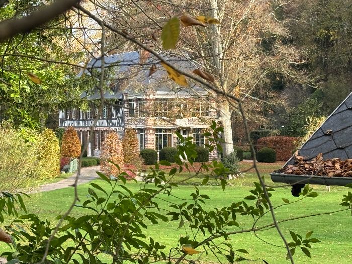 Nous longeons le château de la motte.