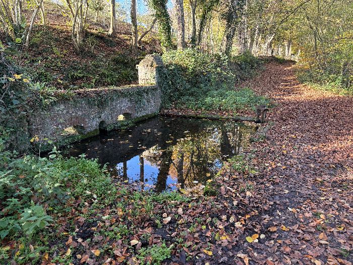 Toujours sur le chemin du Milieu, ancien lavoir du château de Lillebec.