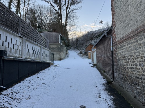Garés sur le parking de l'avenue du Château, nous sortons rapidement du bourg par la rue des Hautes Rives.