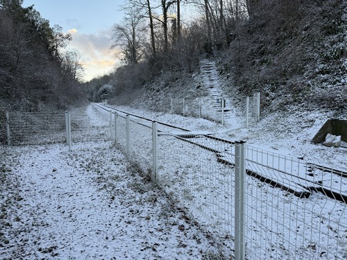 Nous allons traverser la voie ferrée (la ligne est toujours utilisée pour le fret), et monter dans le bois.