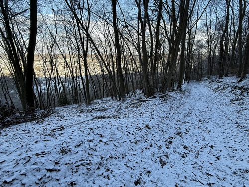 Nous traversons la route des Deux Amants où il est possible de faire un rapide aller-retour pour profiter du magnifique panorama des Deux Amants, près du château des Deux Amants. (Ici même le collège s'appelle les Deux Amants... cf la légende).
