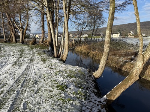 Nous quittons le bras principal de l'Andelle pour suivre le Cabot, bras de l'Andelle qui alimentait deux moulins à blé.