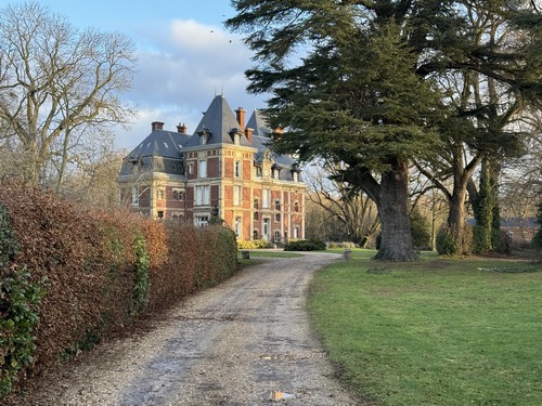 Le chemin débouche à La Chapelle-du-Bois-des-Faulx, nous longeons ici son château (XIXe) proche de l'église Saint-Nicolas.