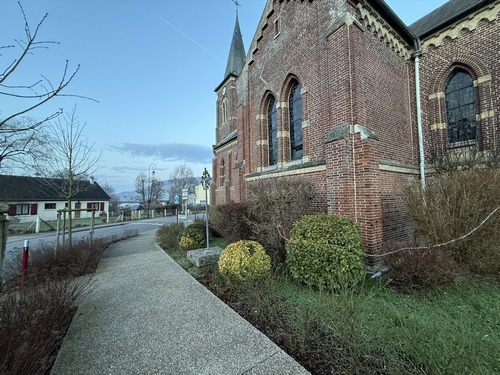 Garés sur le grand parking de la salle municipale, nous contournons l'église Saint-Aubin pour sortir du bourg par la rue Marceau Revert.