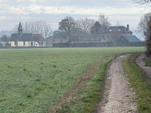 Nous distinguons déjà l'église Notre-Dame de La Hallotière.