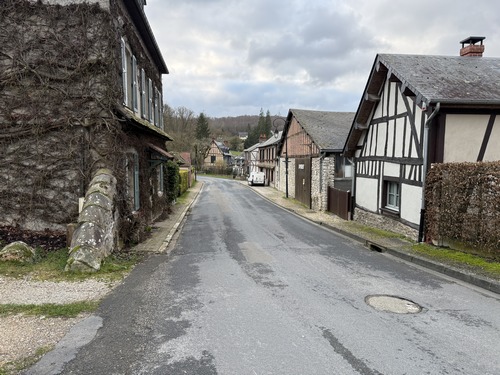 Je descends la rue de l'église pour rejoindre le chemin de la Fontaineresse.