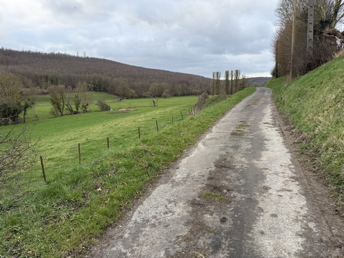 Le chemin de la Fontaineresse est un délicieux chemin en surplomb de la vallée de la Lieure.