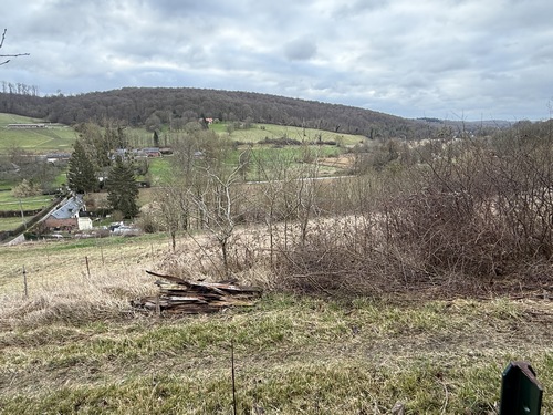 Vue sur la vallée de la Lieure et le hameau de la Villaine depuis le chemin de la Chapelle.