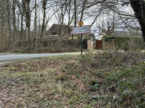 Arrivée au village des Taisnières, j'entre dans le village par la D6.