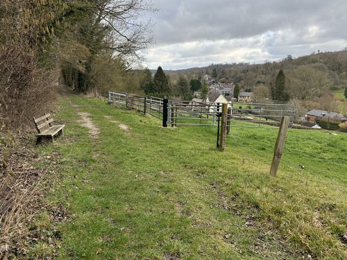 Ce chemin est au-dessus de celui de la Fontaineresse suivi en début de circuit. On distingue déjà Lyons-la-Forêt.