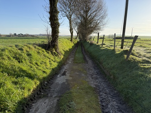 Nous sortons du bourg par le chemin qui traverse la plaine du Champ de Calmare.