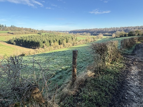 Après la ferme de Frévent, le chemin domine le vallon du ruisseau de la Vitardière. Même en hiver, le paysage est superbe.