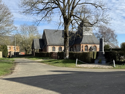 Traversée de Beaufresne, avec en face l'église Saint-Pierre (XVIIe). C'est l'ancienne église paroissiale de Beaufresne avant la réunion avec Haudricourt en 1970. Elle a été choisie en 2025 pour le spectacle Pierres en Lumières. Le manoir voisin est d'époque François 1er.&nbsp;
