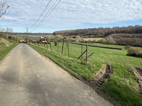 Traversée du hameau d'Haudricourt-au-Bois et vue sur le vallon de la Vitardière. Nous étions dans le bois à droite en début de circuit.