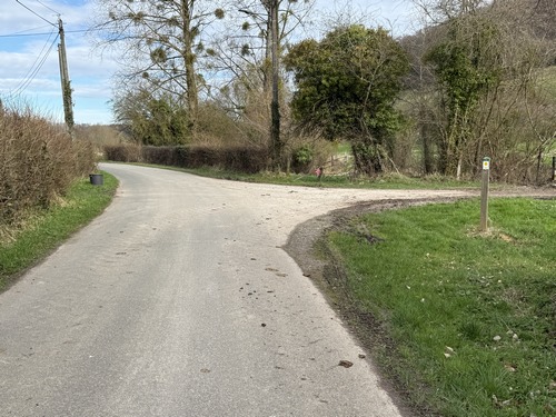 La boucle est fermée sur la route d'Haudricourt-au-Bois. Tout à l'heure nous avions tourné ici à droite, nous continuons tout droit pour retrouver le centre d'Haudricourt.